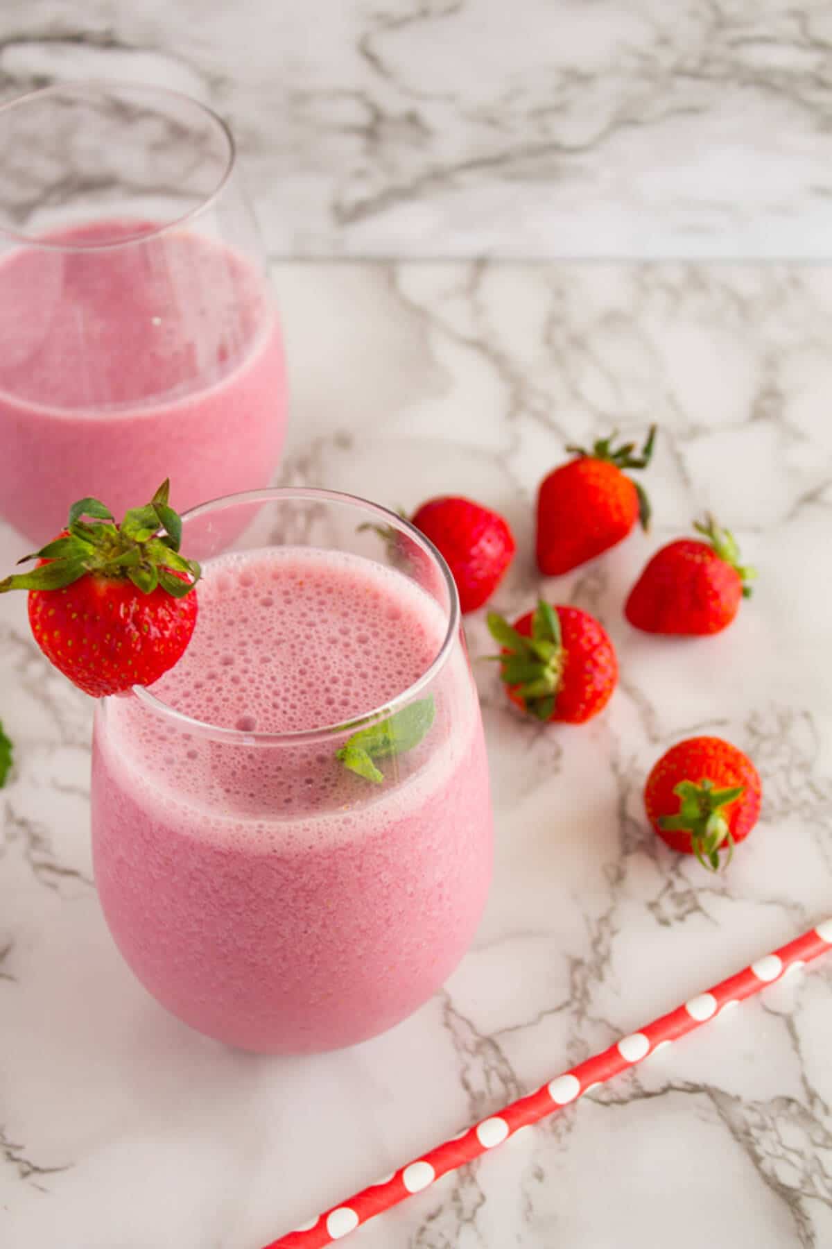 Simple Strawberry Smoothie with Mint only 6 ingredients!