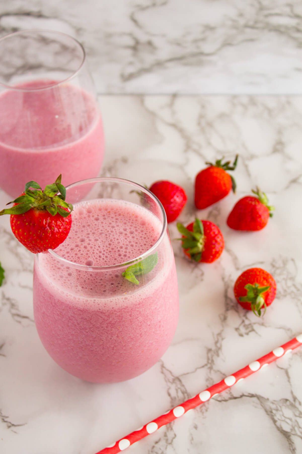 Simple Strawberry Smoothie with Mint - only 6 ingredients!