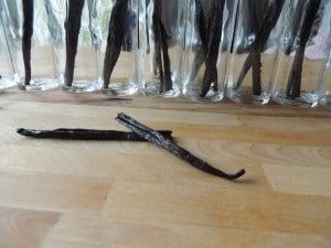 how to slice vanilla beans lengthwise